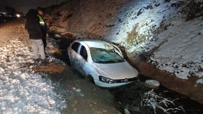 Despistó un auto y cayó a un canal en Vista Alegre tras la nevada
