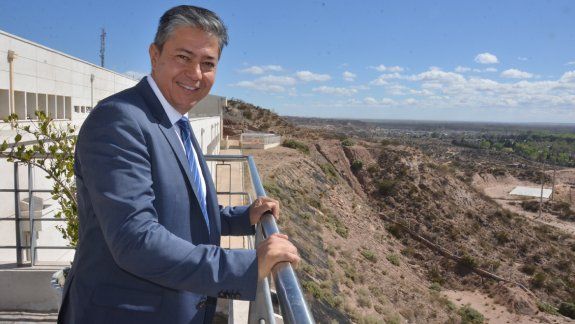 Figueroa en su despacho de la Legislatura. Dentro del Gobierno, el vicegobernador es el que mantiene el tono más crítico respecto de las políticas impulsadas por Mauricio Macri. &nbsp;