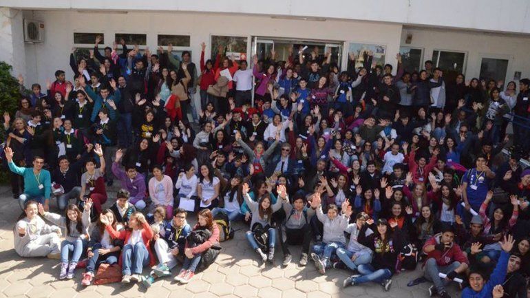 Una multitud de estudiantes