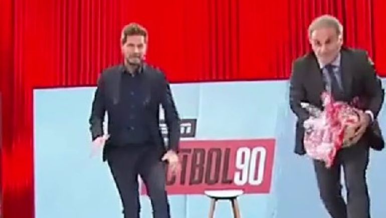 Locura en ESPN: así rompieron Vignolo y Ruggeri un huevo gigante de Pascuas