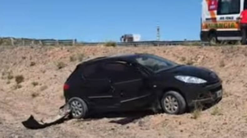 Vuelco en Ruta 7: el auto se cayó de la calzada y el SIEN intervino para auxiliar al conductor | LM Neuquen Vuelco en Ruta 7: el auto se cayó de la calzada y el SIEN intervino para auxiliar al conductor