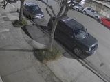 El Gol entró por la calle Roca en contramano y chocó dos autos estacionados. El conductor escapó, pero fue atrapado por la policía. 
