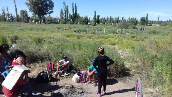 Más de 50 familias usurparon terreno y reclaman viviendas