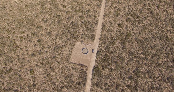 El establecimiento de 7.500 hectáreas enfrenta un déficit hídrico crítico con solo 230 mm de lluvia anual. El establecimiento de 7.500 hectáreas enfrenta un déficit hídrico crítico con solo 230 mm de lluvia anual.