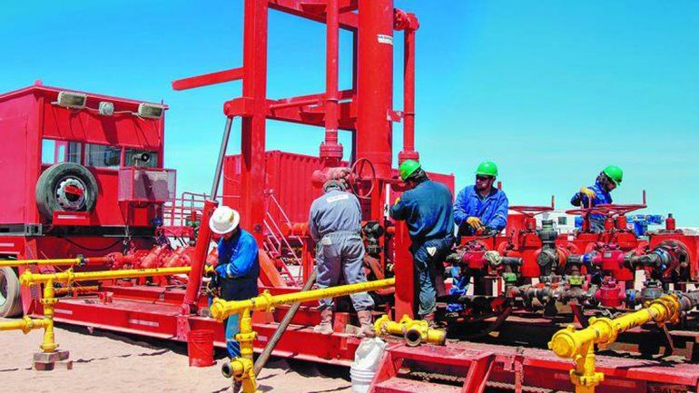 en el campo de acción. Los obreros del petróleo aceptaron la adenda.