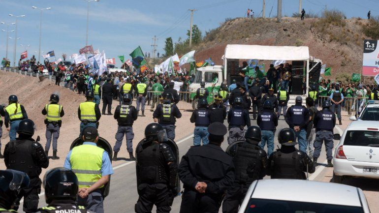 Los gremios recibieron a Macri con una masiva movilización