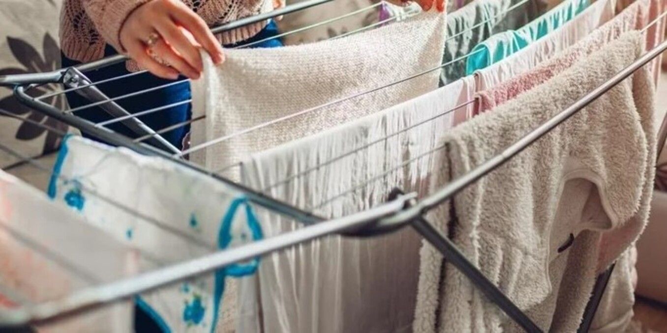 El sencillo truco para quitar el olor a la humedad en la ropa durante el invierno