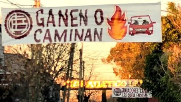 Ganen o caminan: la barra de Lanús amenazó con imitar los incendios en Aldosivi