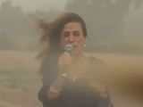 Video: el viento sorprendió a Tolosa Paz y se hizo tendencia