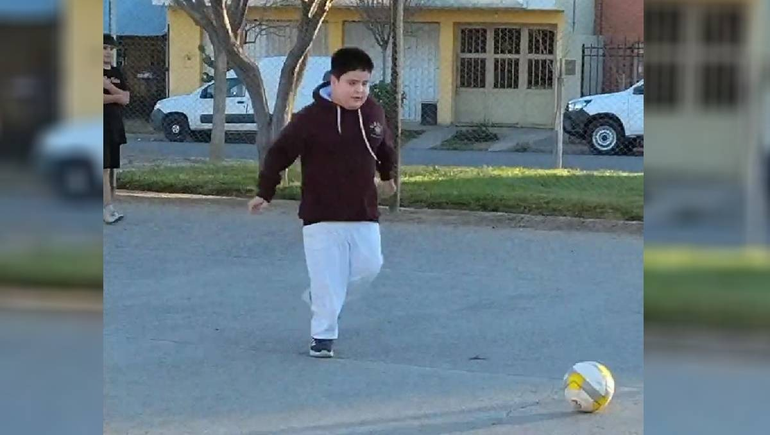 Con alma y vida Vittorio y sus nuevos amiguitos festejaron su gol.