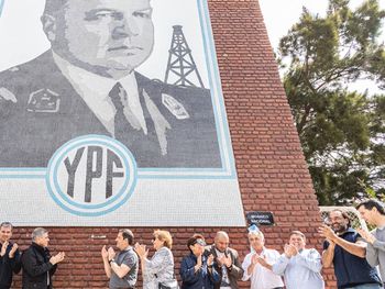 El mural de Enrique Mosconi, fundador de YPF, en Comodoro Rivadavia, Chubut.