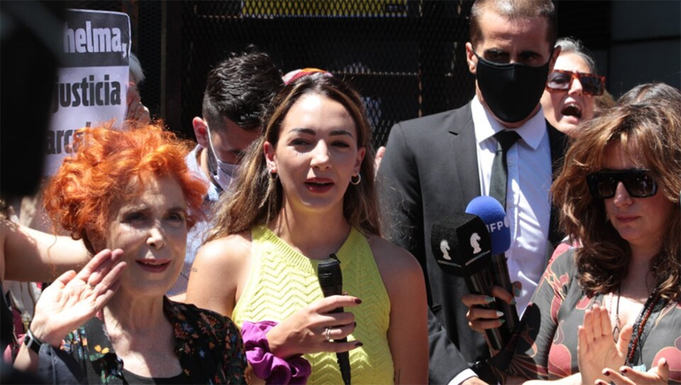 Frente al Consulado de Brasil, Thelma aseguró: Buscan agotarme