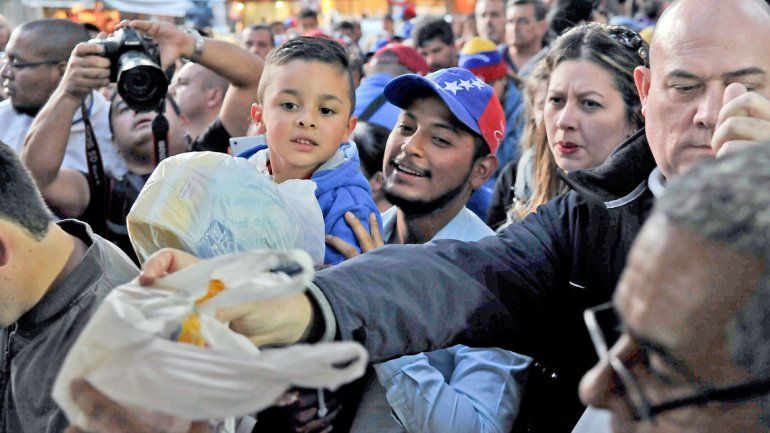 Caraqueños pugnando por acceder a productos de panificación.