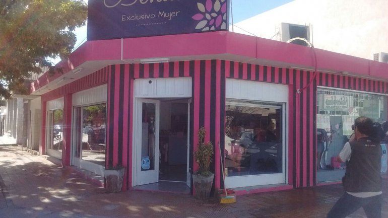 Rompió la vidriera para robar pero se lastimó y lo atraparon