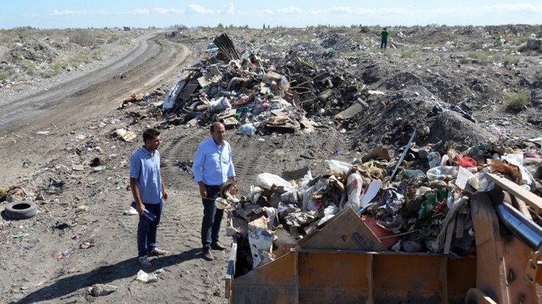 Gran cantidad de basura tapaba una calle en Cuenca XV.