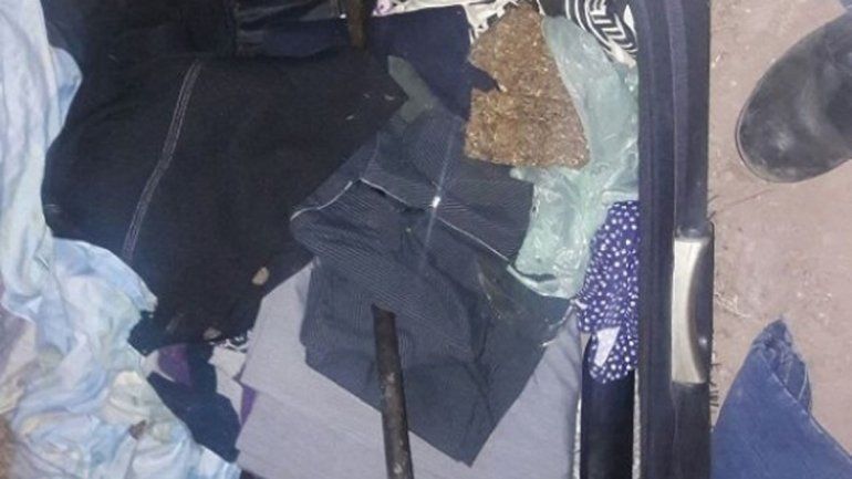 Iban caminando por la calle llevando una valija con droga