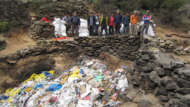 Basura recogida en el Everest por Sagarmatha Pollution Control Committee (SPCC). Basura recogida en el Everest por Sagarmatha Pollution Control Committee (SPCC).