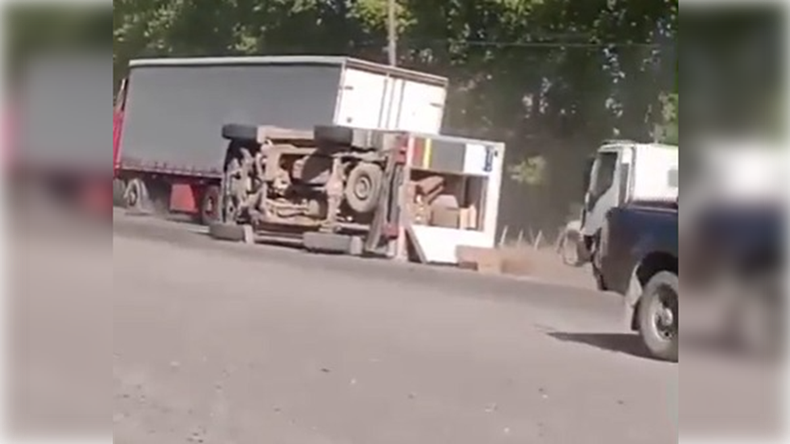 El siniestro se produjo a la altura de General Roca y la pérdida de la carga generó inconvenientes en el tránsito. | LM Neuquen El siniestro se produjo a la altura de General Roca y la pérdida de la carga generó inconvenientes en el tránsito.