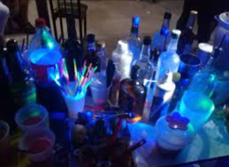 Algunos de los 25 testigos, entre policías y civiles, entrevistados en la investigación sumaria, declararon que en las fiestas circulaban bebidas alcohólicas con pastillas (foto ilustrativa) Algunos de los 25 testigos, entre policías y civiles, entrevistados en la investigación sumaria, declararon que en las fiestas circulaban bebidas alcohólicas con pastillas (foto ilustrativa)