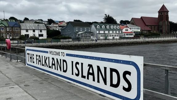 El muelle donde de Puerto Argentino en el que amarran los cruceros, con el nombre que los británicos les dan a las Islas Malvinas argentinas.