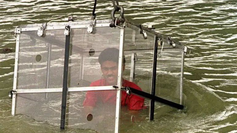 Se sumergió para hacer un truco de escapismo y desapareció en el río