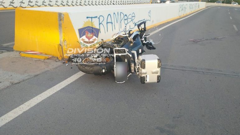 El motociclista chocó contra el muro de contención que divide los carriles sobre Dr. Ramón.