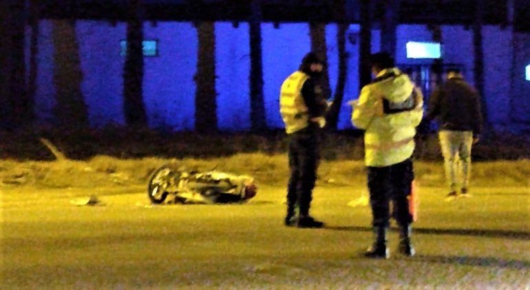 Murió un motociclista al chocar contra una camioneta