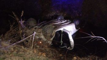 El auto se encontraba volcado, con las ruedas hacia arriba, adentro del desagüe El auto se encontraba volcado, con las ruedas hacia arriba, adentro del desagüe