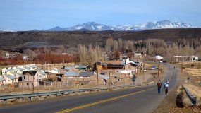 Las chaquetas amarillas estaban en el sector donde la victima cortaba leña, en el ingreso Loncopué. | LM Neuquen Las chaquetas amarillas estaban en el sector donde la victima cortaba leña, en el ingreso Loncopué.