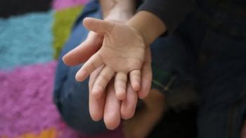 La mano de un padre y la de un hijo, un vínculo que en este caso nunca existió durante más de tres décadas. La mano de un padre y la de un hijo, un vínculo que en este caso nunca existió durante más de tres décadas.