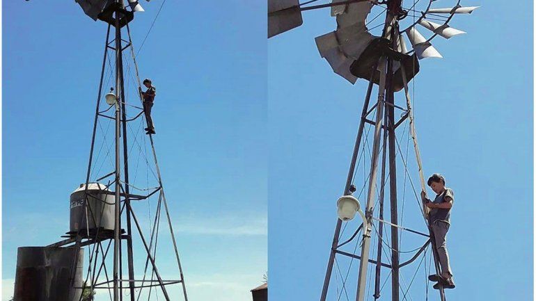 Gualterio trepado al molino, el único lugar donde recibe internet y puede cumplir con la tarea.