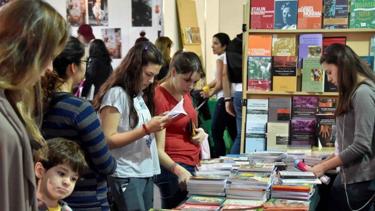 Miles de personas visitaron la feria. Aficionados a la lectura y en familia.