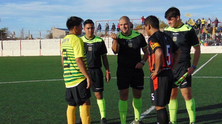 El partido se suspendió de forma insólita en el entretiempo sin que haya situaciones de violencia.