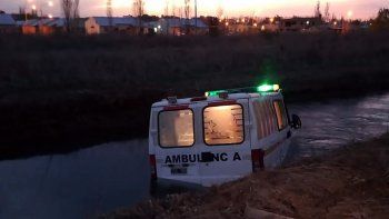 ambulancia con muestras de covid choco y cayo a un canal ambulancia con muestras de covid choco y cayo a un canal