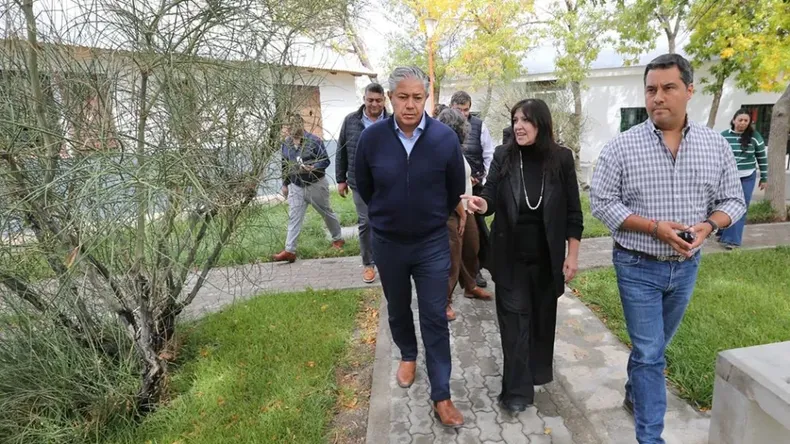 Figueroa firmó diferentes convenios en la ziona centro de la provincia. | LM Neuquen Figueroa firmó diferentes convenios en la ziona centro de la provincia.