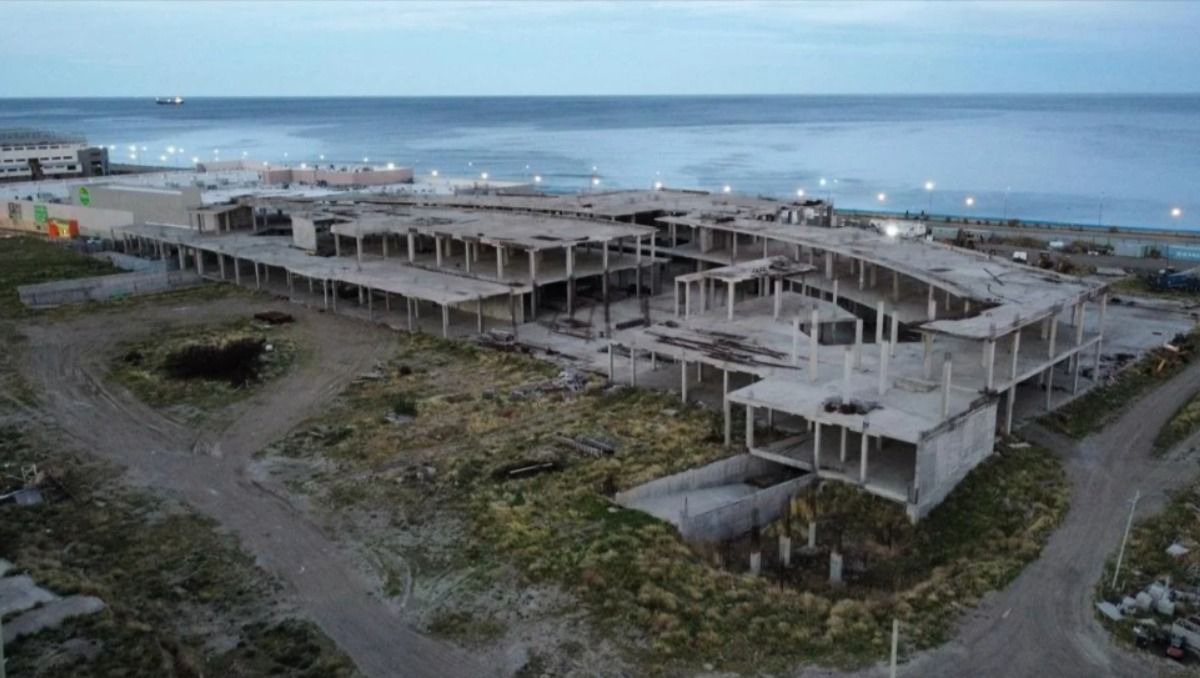 El edificio a medio construir en el acceso a la calle Tiburón, frente al Paseo Costero de Comodoro Rivadavia.