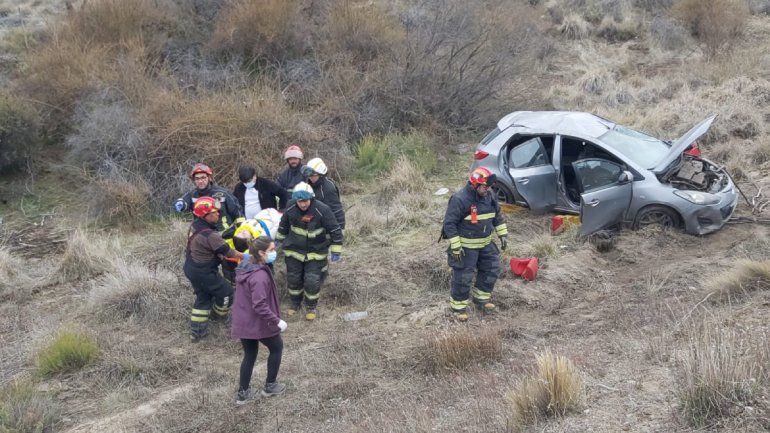 Impresionante vuelco en la ruta 23: dos turistas chilenos accidentados
