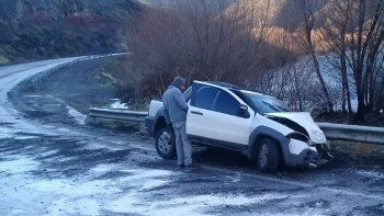 una pareja de turistas choco contra un camion de combustible
