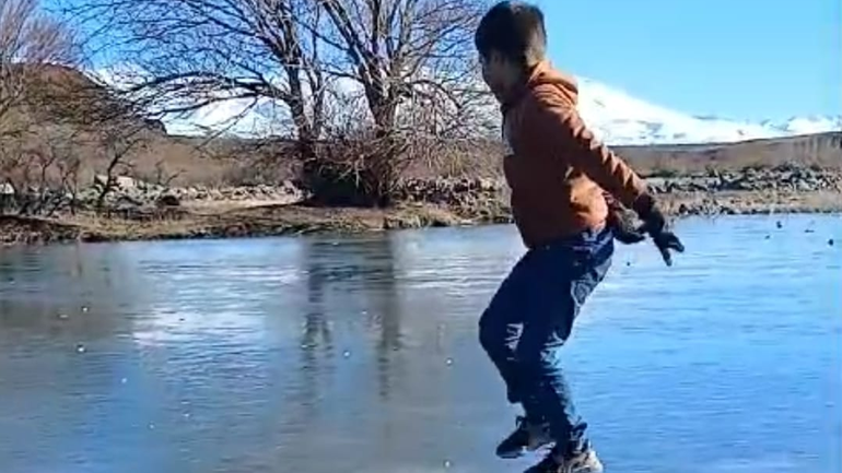 Un niño del norte neuquino se animó a bailar la cueca en pleno Nahueve congelado / Foto Fabián Cares