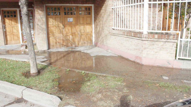 Una vecina dijo que la afluencia de agua en las veredas no tiene control.