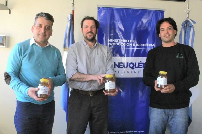 Ministro de Producción Facundo López Raggi, junto a apicultores de Aluminé.