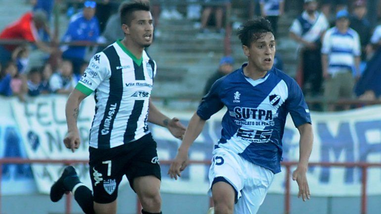 Alvarado viene de caer en Viedma. El Villero