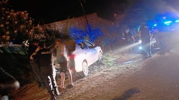 El auto chocó contra una casa en Vista Alegre / Foto Gentileza El auto chocó contra una casa en Vista Alegre / Foto Gentileza