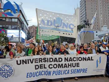 La marcha federal universitaria fue encabezada por los sindicatos de la UNCO.