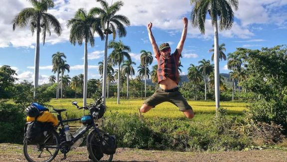 A rodar la vida: el joven del barrio Mudón que recorre el mundo en bicicleta