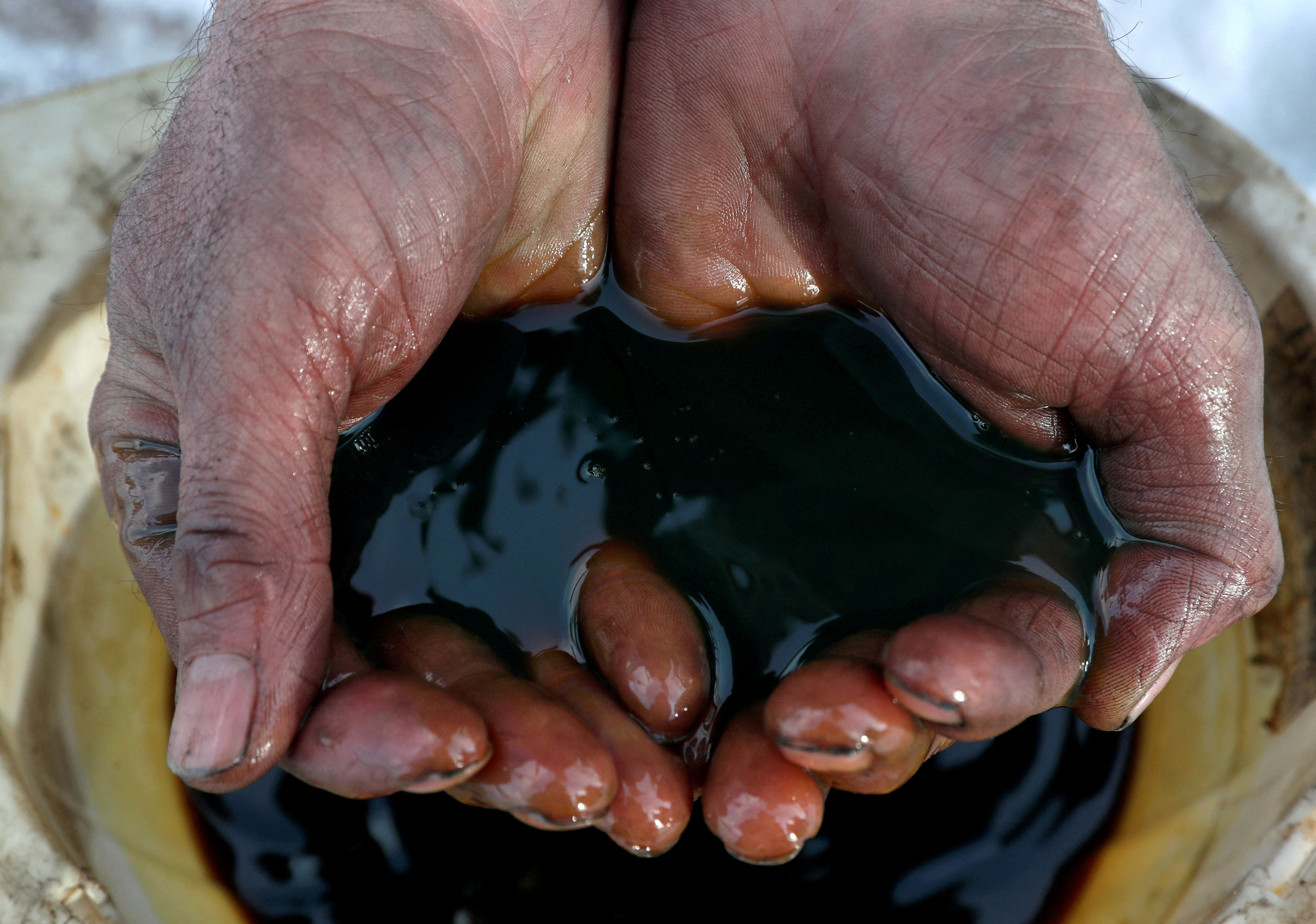 FOTO DE ARCHIVO: Un empleado con una muestra de petróleo crudo en el yacimiento de Yarakta, propiedad de Irkutsk Oil Co, en la región de Irkutsk, Rusia, 11 de marzo de 2019. REUTERS/Vasily Fedosenko