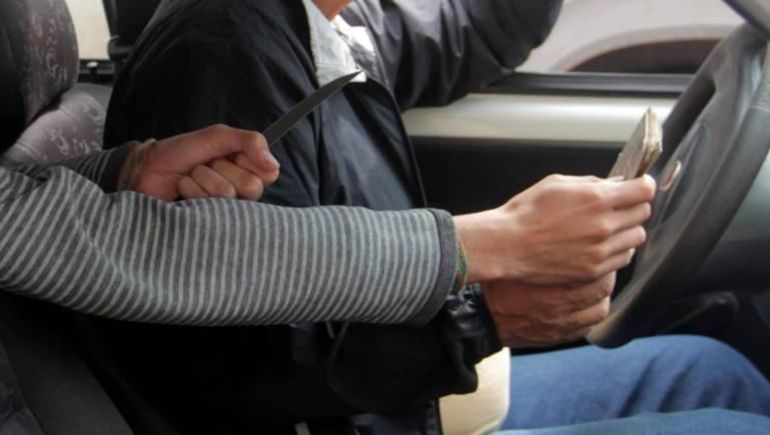 A punta de cuchillo, asaltaron a un remisero
