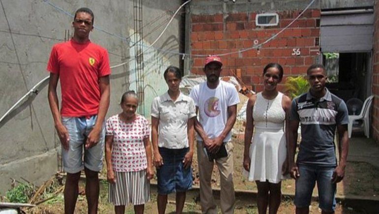 Tiene 22 años, mide 2,23 metros y no para de crecer