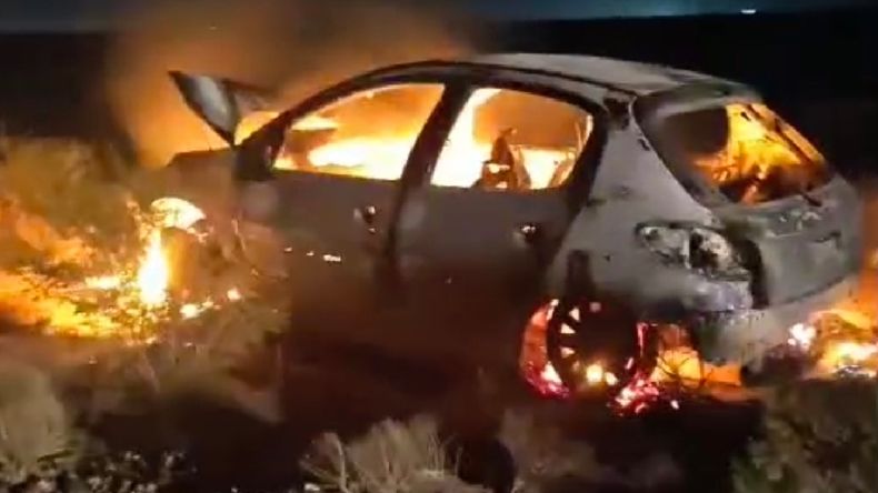 Incendio de un vehículo en la Ruta del petróleo. Foto: Centenario Digital. | LM Neuquen Incendio de un vehículo en la Ruta del petróleo. Foto: Centenario Digital.