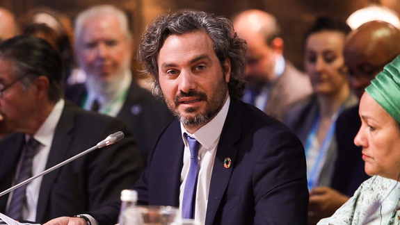 Santiago Cafiero cruzó a su par británico por las Islas Malvinas.